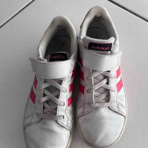 Chaussures blanches et rouges