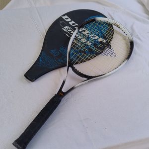 Raquette de tennis et sa housse