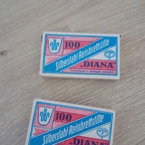 2 Boîtes de punaises