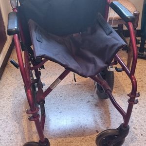Fauteuil roulant pour personne âgée 