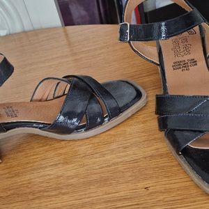 Sandale cuir vernis marine T38