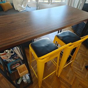 Table de bar et deux chaises