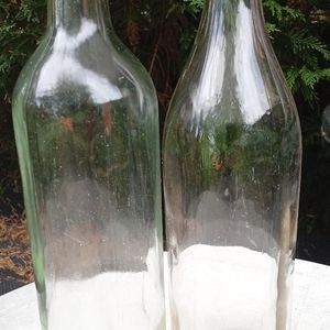 Lot 2 bouteilles en verre.