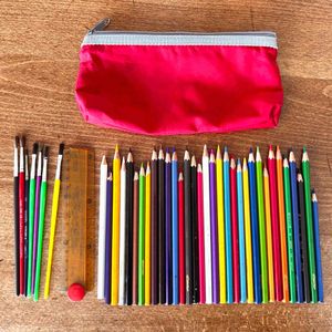 Crayons couleur, pinceaux, règle pliante, trousse