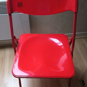 Chaise plastique rouge