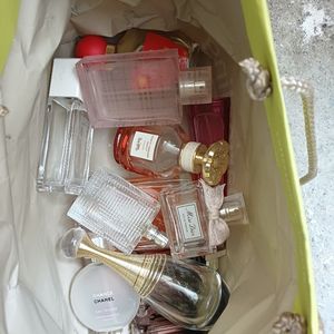 Lot de flacons vides de parfum