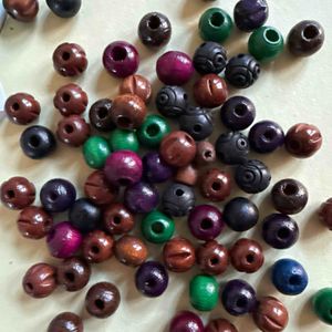 Perles en bois de plusieurs couleurs