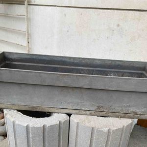 Jardinière en plastique grise 