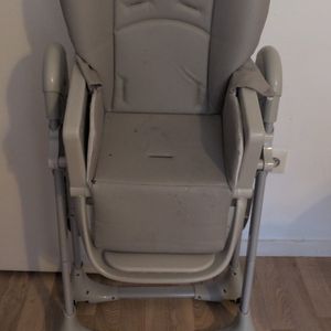Chaise haute bébé. 