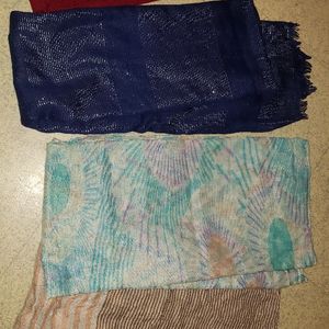 Lot de 4 echarpee/ étoles