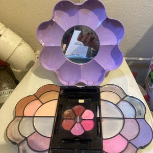 Palette maquillage entamée 
