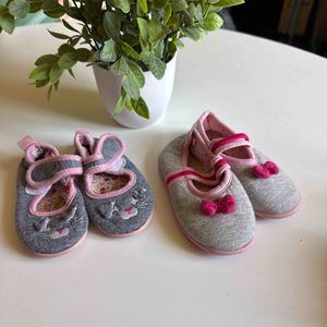 Deux paires de chaussons, taille 20.