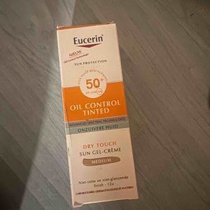 Crème solaire teintée 