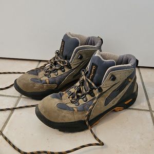 Chaussures de randonnées enfant.
