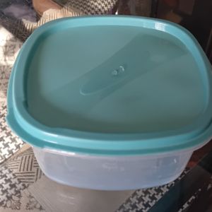 Plat type Tupperware 
