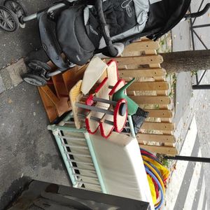 Vu dans la rue devant le numéro 36 quai de laLoire