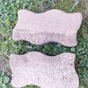 Deux pavés bloquants 