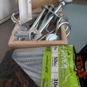 Vis, crochets, chevilles grande taille