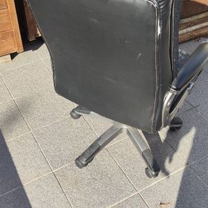 Fauteuil similicuir usé 