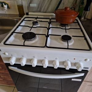 Cuisinière en très bon état 