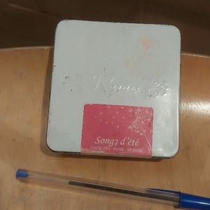 Petite boîte carrée blanche en métal 