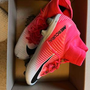 Donne 2 paires de chaussures à crampons