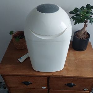 Donne poubelle à couche.