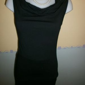 Haut noir avec perles