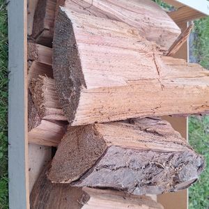 Morceaux bois et ceps de vigne, avant déchetterie 