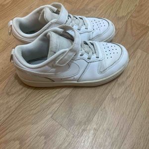 Baskets Nike pointure 33