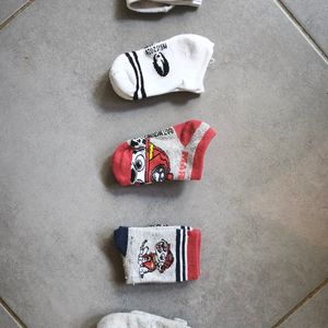 Donne paires chaussettes/socquettes enfant