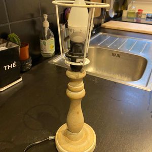 Pied lampe de chevet avec ampoule et interrupteur.