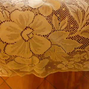 2 petits rideaux  (motif fleurs)