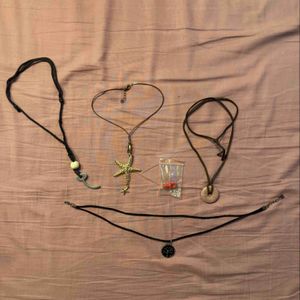 Lot de 4 colliers mixtes et un pendentif indissoci