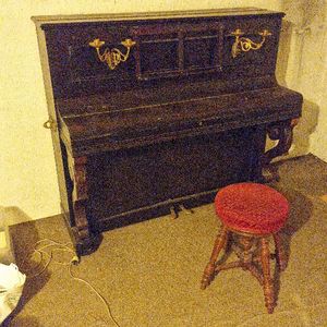 Piano pruvost et tabouret