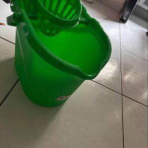 8 assiettes et un seau essoreur 