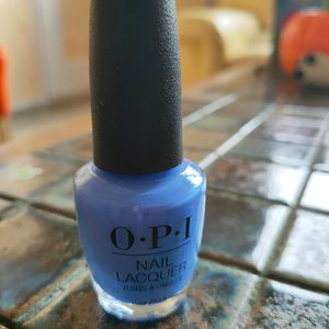 Vernis à ongles bleu 