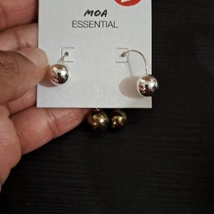 Boucles d'oreilles neuves dorées et argentées 