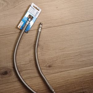 Deux flexibles robinet