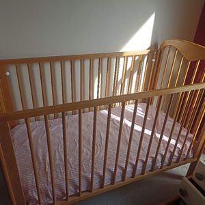 Lit bebe en bois naturel