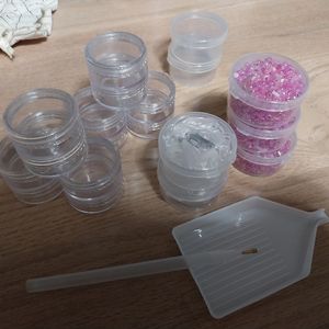 Bracelets et boîtes vides 