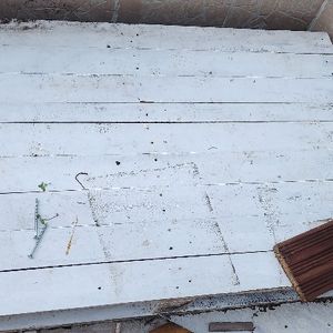 Palette en bois peinte en blanc.