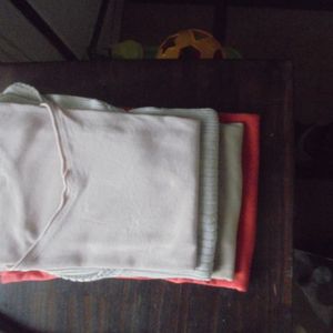 4 débardeurs à fines bretelles  Taille 42/44