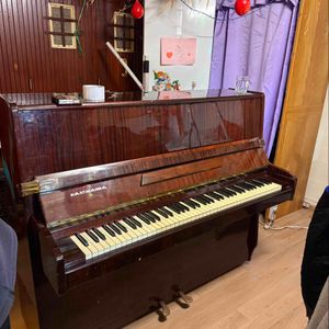 Donne piano droit à accorder