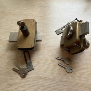 Deux verrous complets