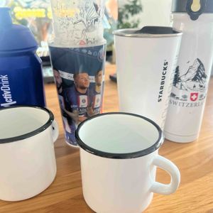 Un lot de mugs, bouteilles, thermos, verres