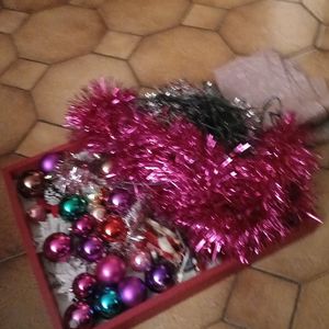 Gros lot de Noël (boulles, guirlandes...) 