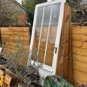 Donne porte ancienne peinture abîmée 