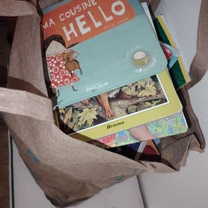 Donne un sac de livres aux enfants 