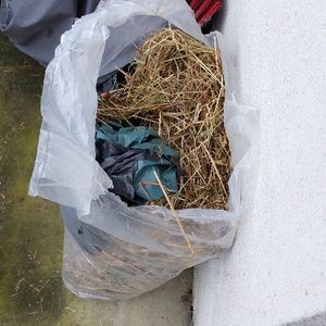 Donne sacs de foin pour paillage